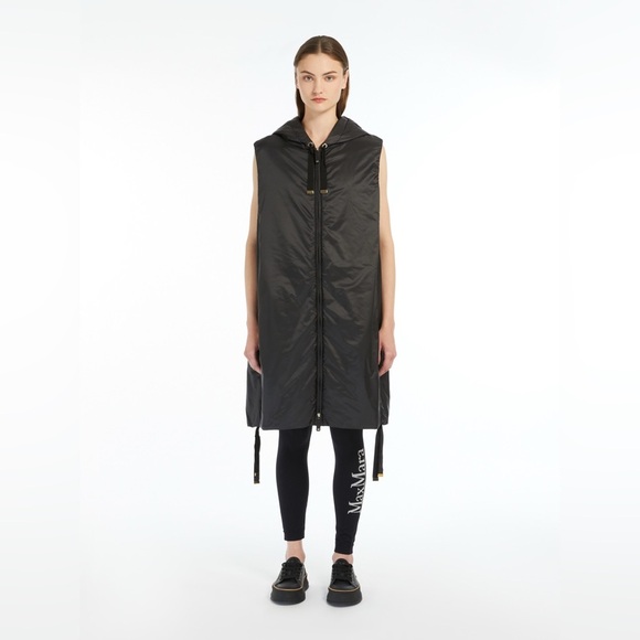 MaxMara THE CUBE
Water-resistant technical canvas gilet
Retail 995 usd NWOT - Picture 3 of 4